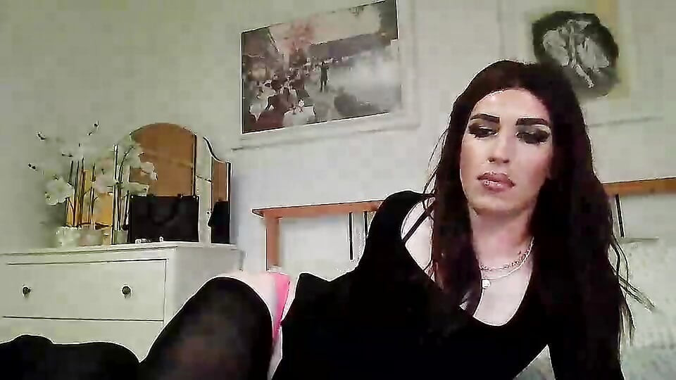 Crossdresser dengan celana ketat dan celana dalam di kamera
