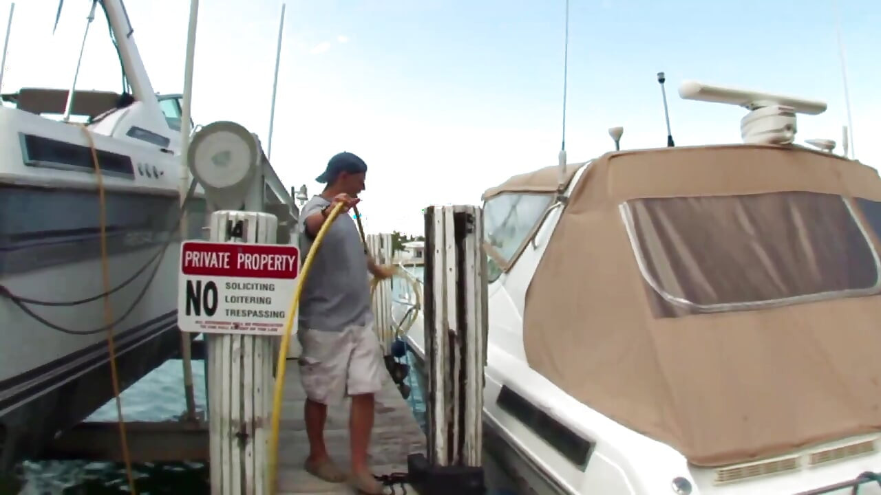 Puta gostosa masturba um pau grande em seus peitões