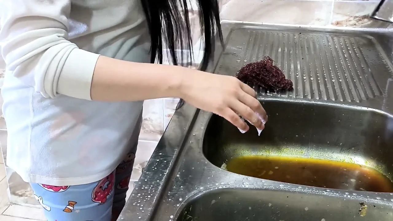 Saudi Man Fucks Arab Maid in Kitchen