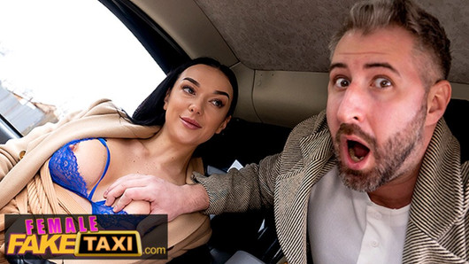 Taxi finto femminile - lady gang si fa scopare il culo da un perfetto sconosciuto