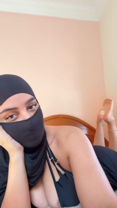 Yarağını tabanlarımdaki Müslüman Arap tesettürlü ayak fahişesi edepsiz bir kaltak gibi azdırıyor