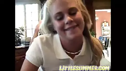 Little Summer acostada en la mesa masturbándose el coño