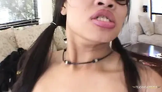 Individu Asia yang menarik dengan payudara yang kehilangan ketegasan ingin terlibat dalam kegiatan seksual dengan fokus pada