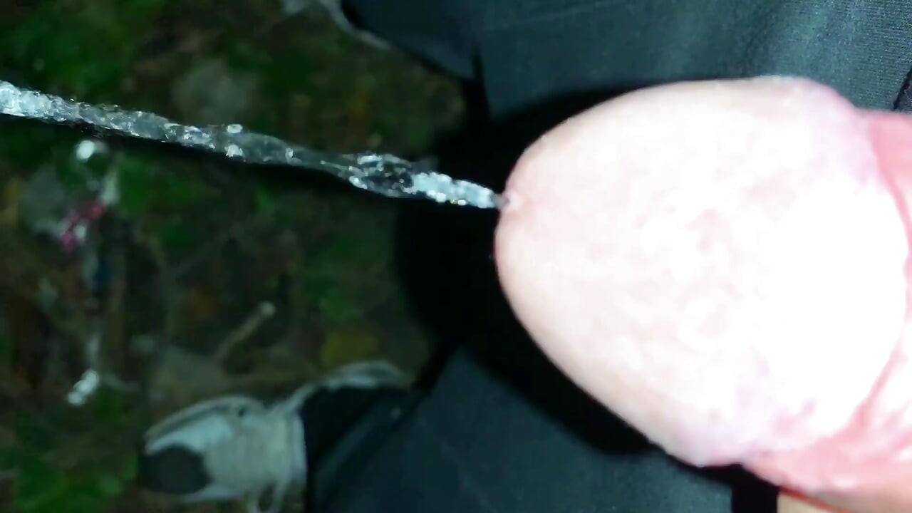 Ağır çekim ve yakın çekim. Açık havada yıkanmamış yarak işiyor. Long Piss Stream