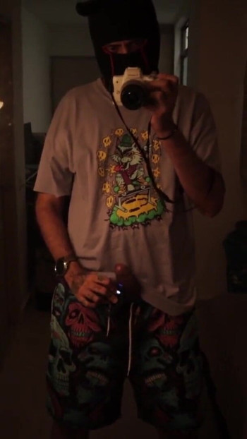 令人难忘的时刻来自“大未割包皮的鸡巴性爱恶魔免提振动器手淫在镜子上射精”