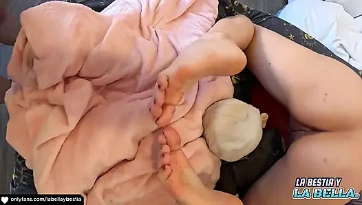 Üvey kızım onu bırakmam için bana güzel bir sikişle para ödüyor.