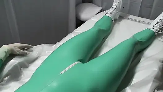 Danielle lateks bersantai di ambulans