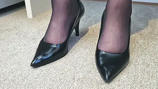 Jane si tante nakal yang seksi nyepong kontol berbulu sambil selingkuh