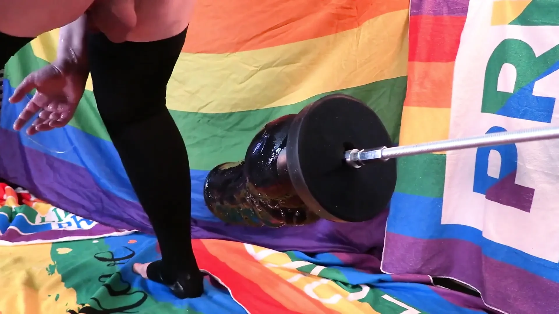 Recebendo máquina fodida por este xxl grande brinquedo