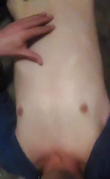 É hora de eu calar a foda e limpar a transgirl comendo porra