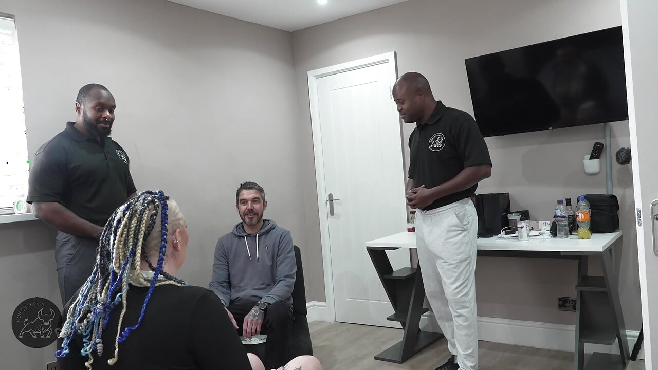 Cuckold - cuckchair levereras och en interracial gruppknull händer