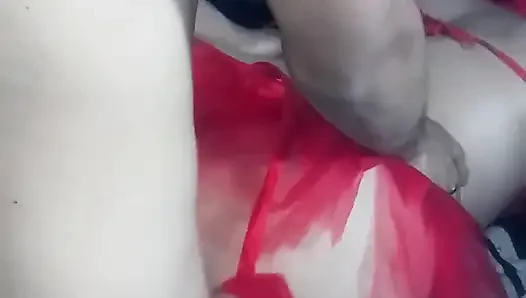 Aku mengisap pantatnya, vaginanya dan aku memasukkannya ke dalam iblis seksinya