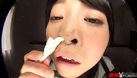 Sınıf boş... ve ami utada burnundan doğrudan bakış açısı ekranına sümük damlıyor