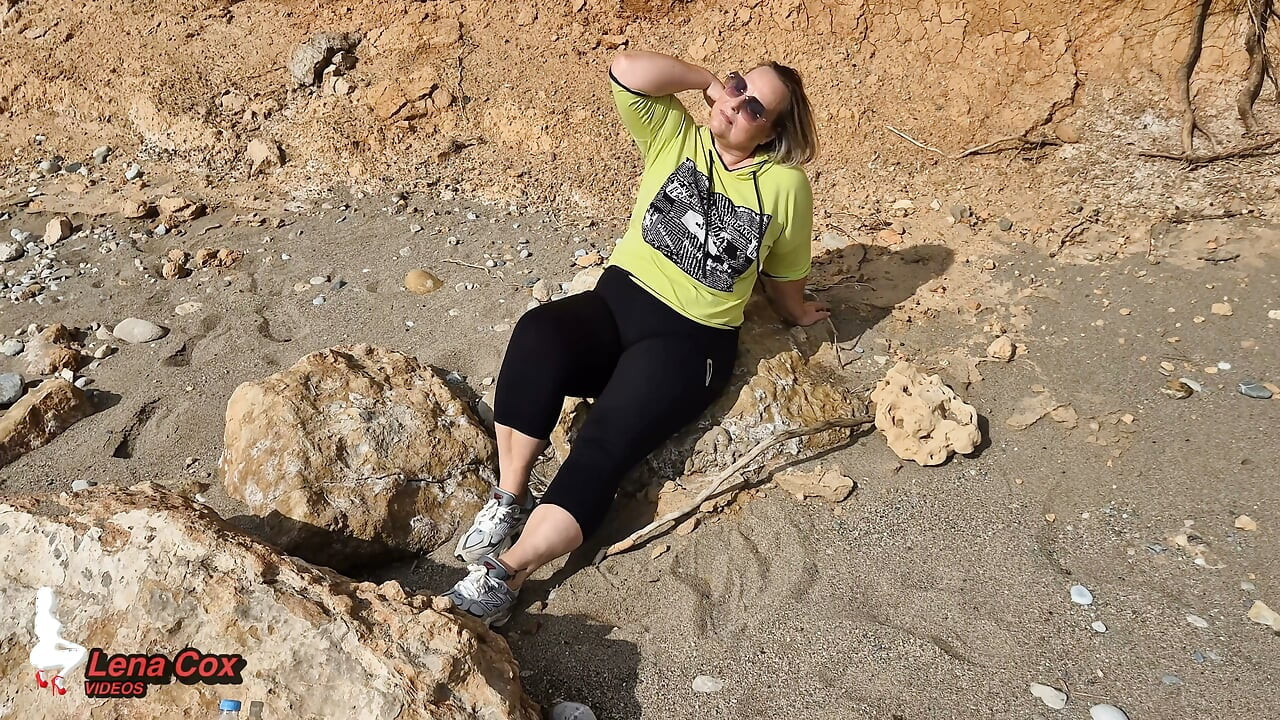 Esposa cachonda se masturba en la playa