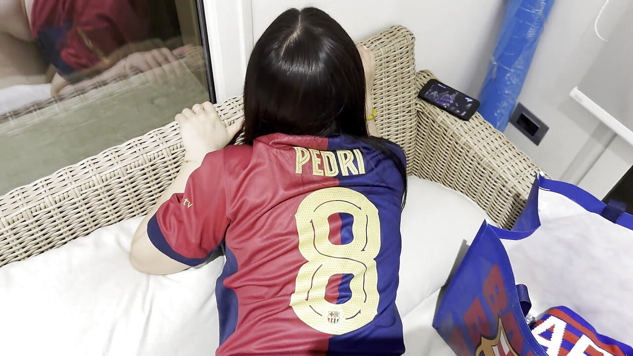 Jersey'deki Asyalı futbol kızı yakalandı ve döllendi