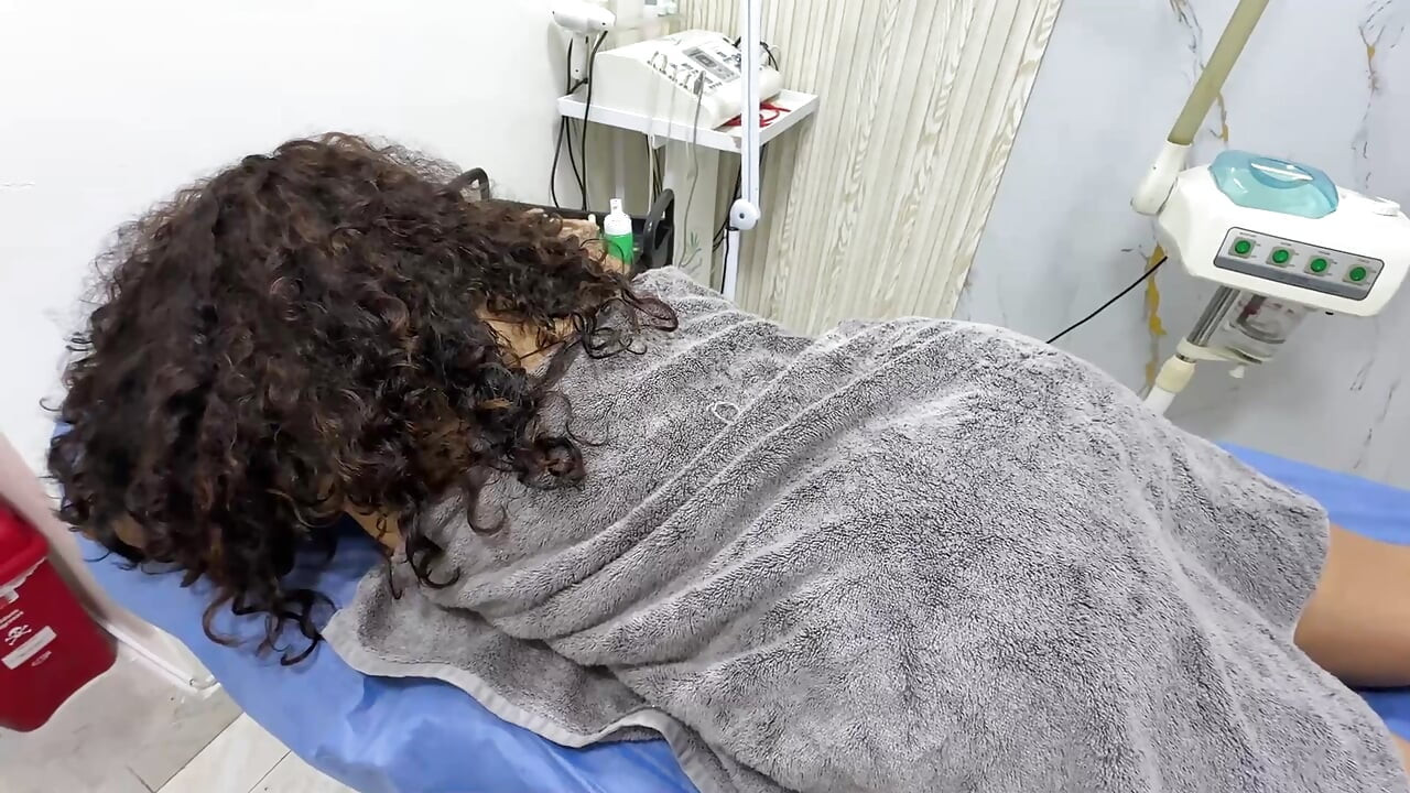 LATINA ARRIVES FOR MASSAGE SESSION AND THE MASSEUR TURNS HER ON SO MUCH THAT THEY END UP
