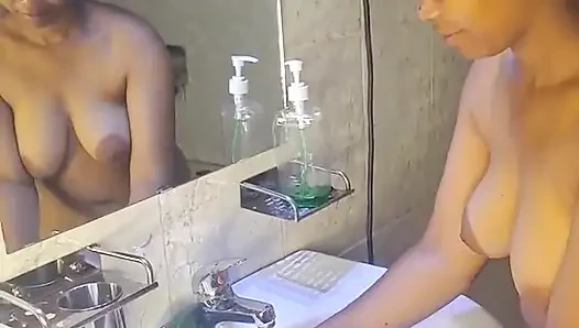 Cewek kulit hitam ini lagi asik muasin memeknya pakai timun hd