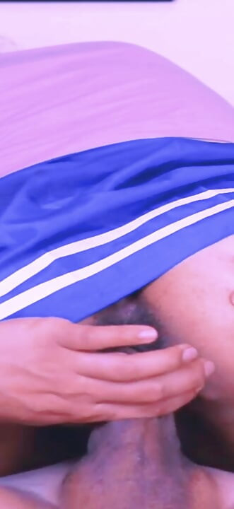 Sie geht ins fitnessstudio und wird sehr heiß und reitet den schwanz bis zum boden