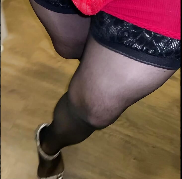 Travestiet pronkt door rond te lopen in korte rokjes en jurken, hakken en kousen die pikken en shemales proberen op te wekken