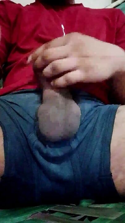 Ek ladka apne hathon se hasthmathun karta hua