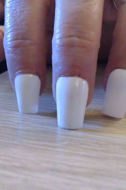 Klepněte na kliknutí na bílé nehty