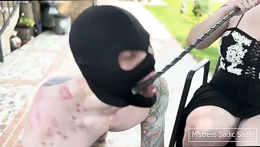 İki acımasız dommes tarafından eski moda bir aşağılama