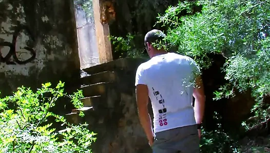 Sexy beute im wald für einen bösen und erregten typen