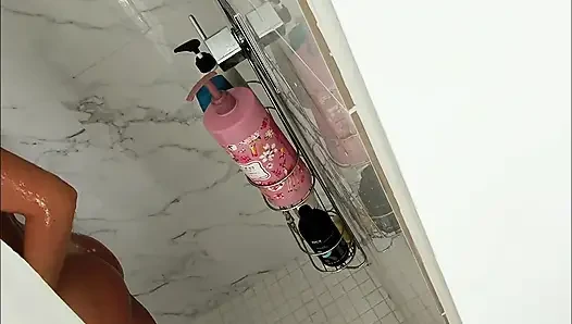 Teman sekamarku minta aku berhenti pakai bonekanya dan ngentot memeknya di kamar mandi