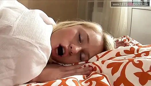 Горячие девушки трахают пальцами друг друга, затем лижут киски
