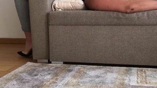 Сидение на диване на диване