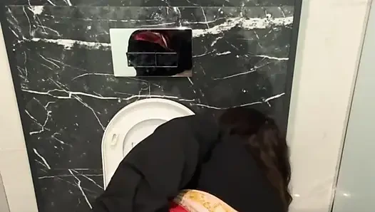 Öffentliche masturbation im badezimmer