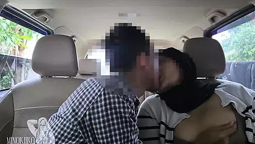 Mahasiswi Berhijab Nyepong Kontol Om Genit di Dalam Mobil - Minokiiko