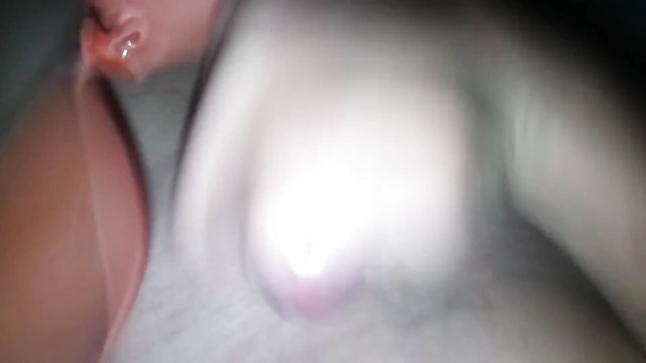 Leatransteen spermă într-un sutien portocaliu