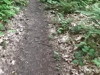 Caminar desnudo por el bosque durante casi una hora me puso cachondo, enorme corrida cerca del final