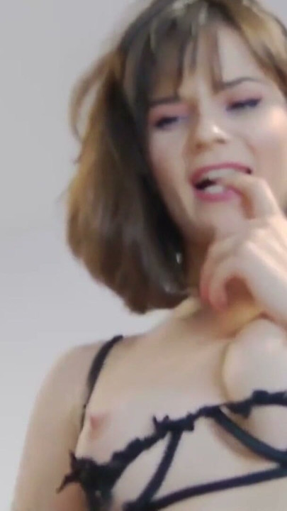 Helen Waldorf çok seksi göğüslerini gösteriyor, mastürbasyon yapıyor ve... | Klip 1