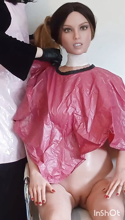 Vruća cura Lauren modelira kratke ogrtače, gola fetiš igra