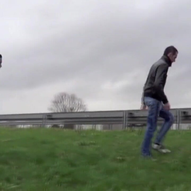 Twink seksi dikongkek lurus berhampiran jalan di luar rumah