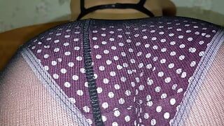 Meia-calça transparente na minha bunda, oh sim, masturbar-se para minhas pernas na meia-calça