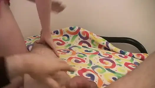 Sexy zierliches schätzchen liebt den schwanz nur im mund