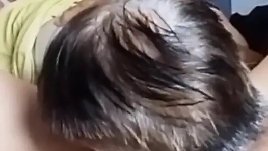 Istriku yang super sange ini lagi asik jilat memeknya pakai dildo ukuran 3 sampai muncrat berkali-kali!