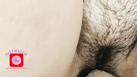 İri güzel kadın büyük götünü siktiriyor