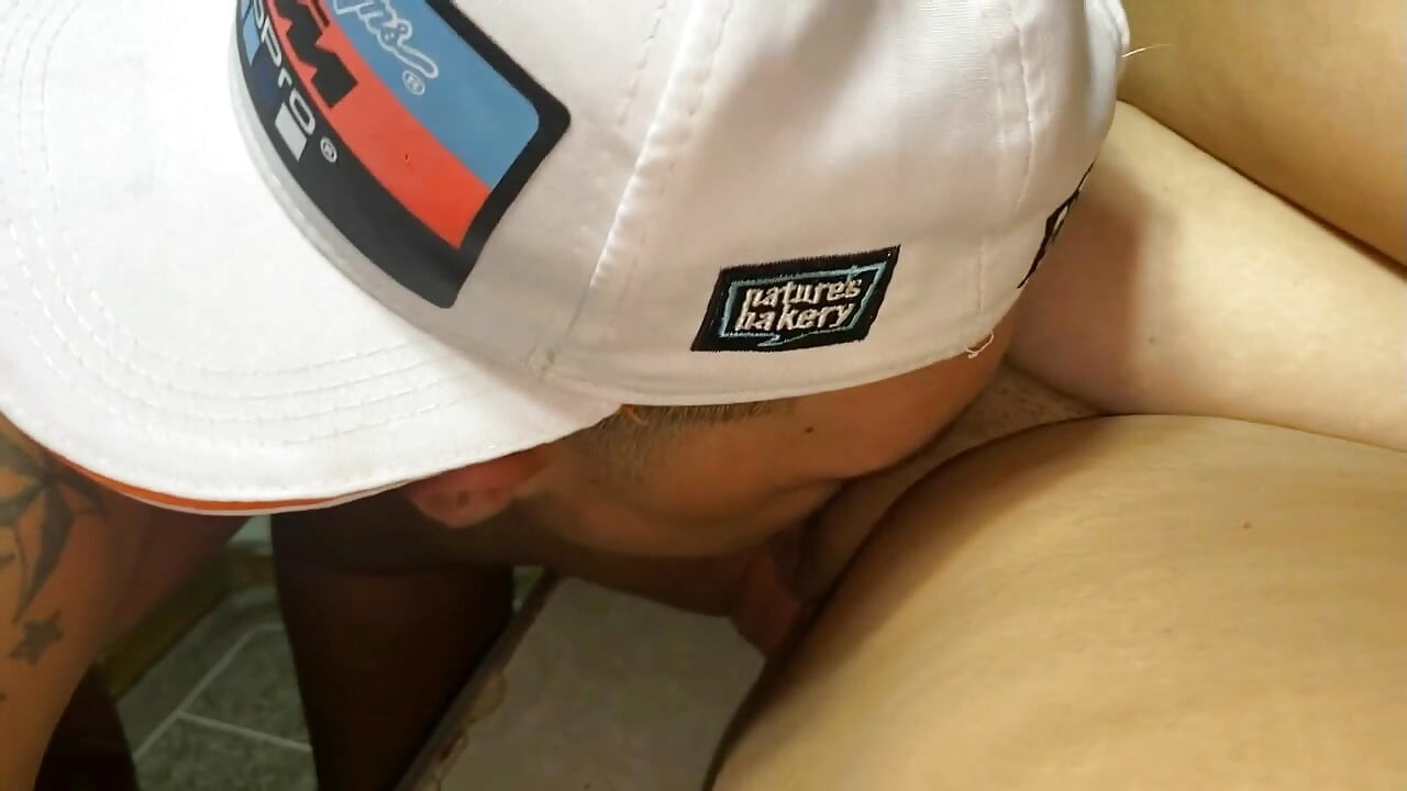 I give my young stepsister a fuck since her boyfriend broke up with her and he doesn't want to fuck her