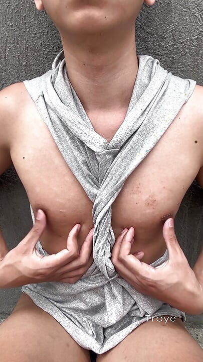 Cewek imut asia lagi asik jalan-jalan pagi di taman dan masturbasi