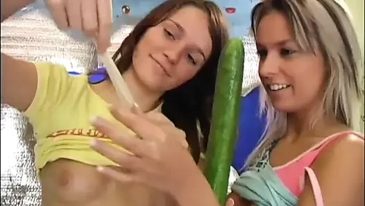 Teman lesbian lagi asik mainin timun