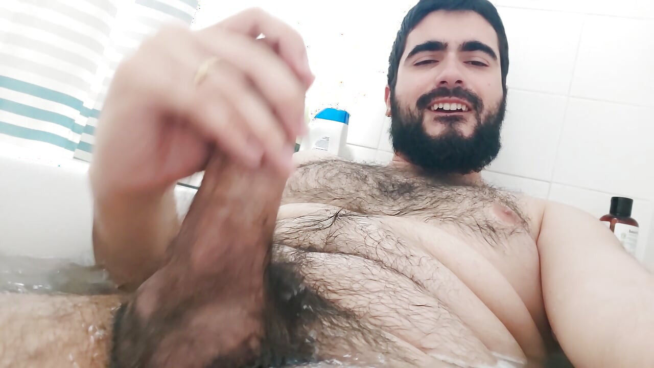 बिना खतना वाली हंक बाथटब में वीर्य निकालती है