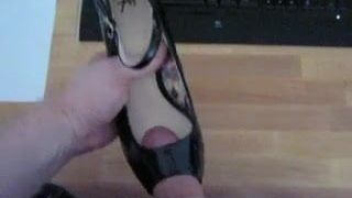 Éjaculation sur des talons peeptoe