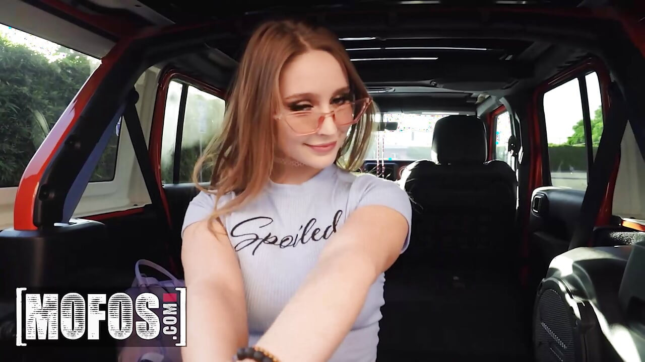 MOFOS - incitanta Laney Gray face maximum de o oprire neplanificată călărindu-l tare pe Charles în aer liber