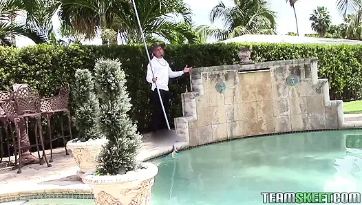Winziges heißes teen lässt den poolboy sie ficken