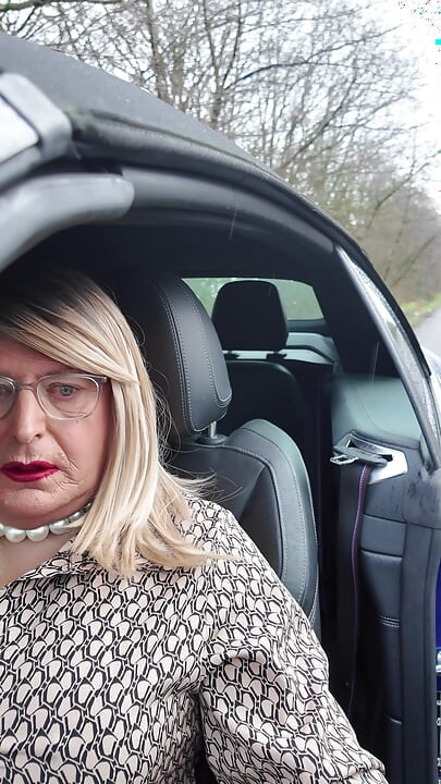 Seksi travesti kellycd2022 öğleden sonra bronz külotlu çorap ve topuklu ayakkabılarla sürüş