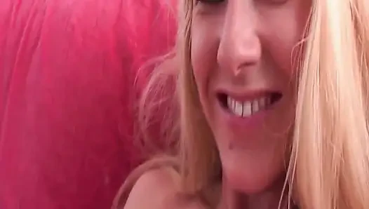 Blondine fickt sich mit rosa und lila dildos